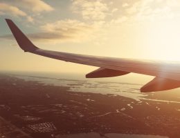 Voyageur dans un avion pour un voyage au soleil en hiver