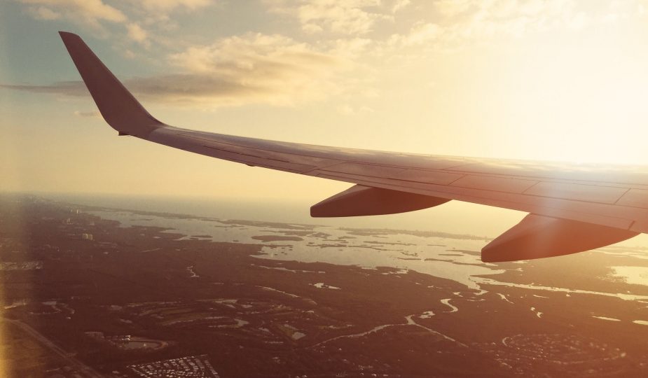 Voyageur dans un avion pour un voyage au soleil en hiver