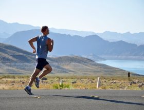 Jeune homme qui fait un footing pendant ses vacances