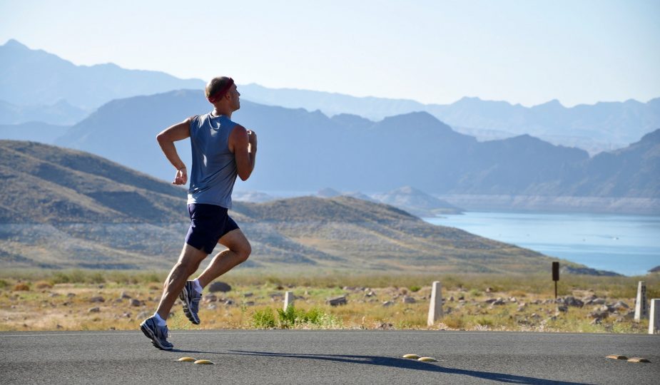 Jeune homme qui fait un footing pendant ses vacances