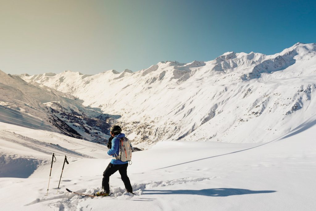 Skieur à la montagne pendant les vacances