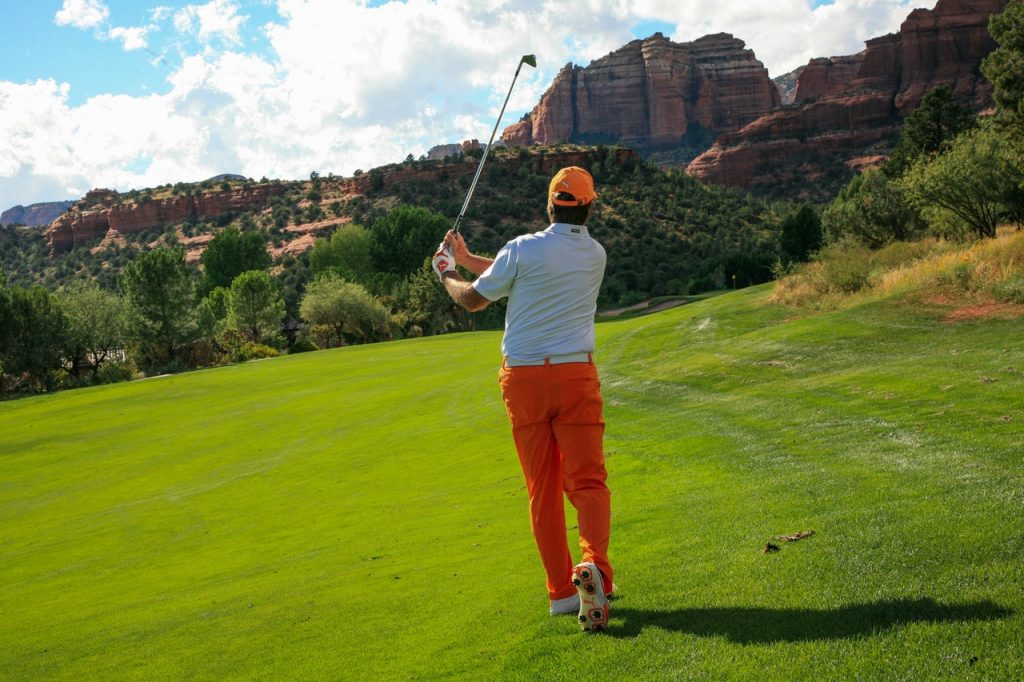 personne faisant du golf dans une tenue adéquate