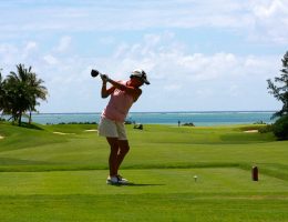 jeune femme jouant au golf dans une tenue adaptée