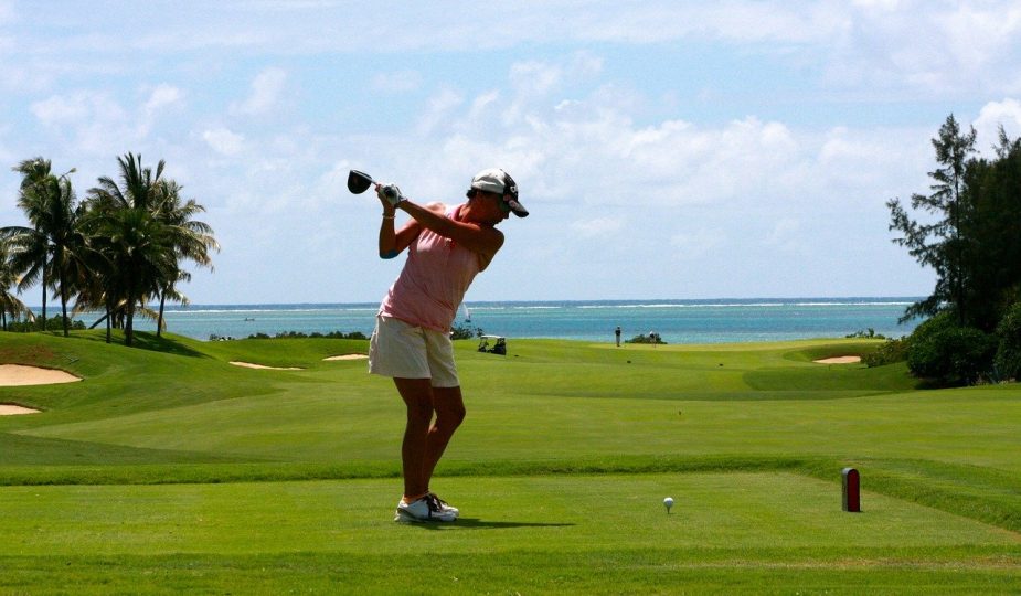 jeune femme jouant au golf dans une tenue adaptée