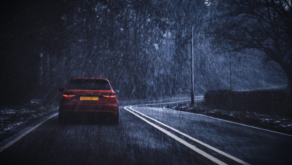 Route à gauche sous la pluie