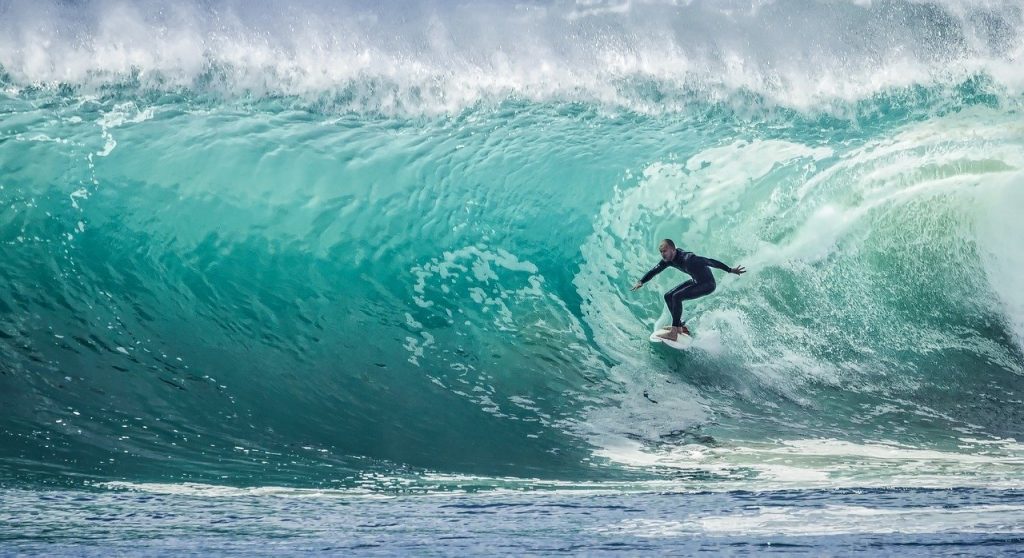 surfeur qui glisse sur une vague