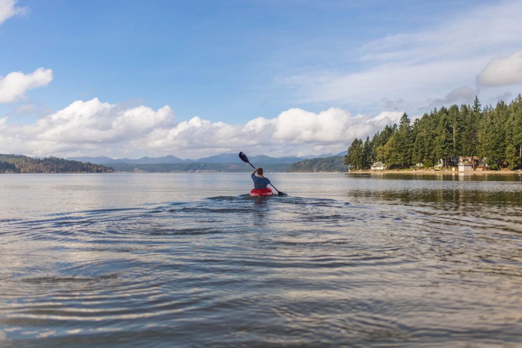 Homme qui fait du canoë