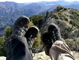 deux personnes qui portent des chaussures de randonnée