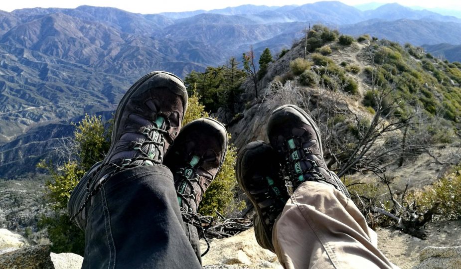 deux personnes qui portent des chaussures de randonnée