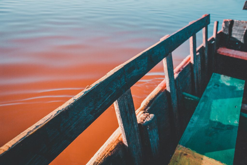 ponton avec de l'eau au sénégal